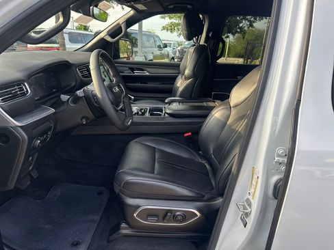 Used 2023 Jeep Wagoneer L Series II RWD image 10