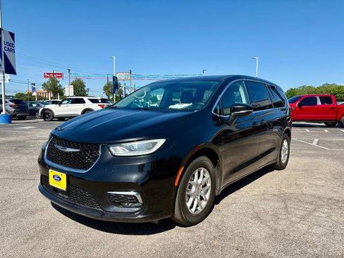 Used 2023 Chrysler Pacifica Touring-L FWD image 9