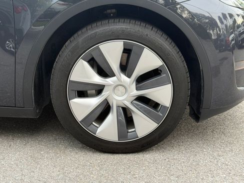 Used 2024 Tesla Model Y Long Range AWD/4WD image 19