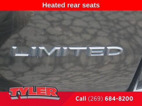 Used 2025 Chrysler Pacifica Limited FWD image 13