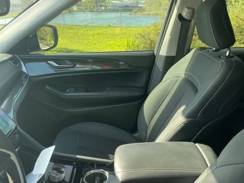 Used 2023 Jeep Grand Cherokee L Laredo image 9