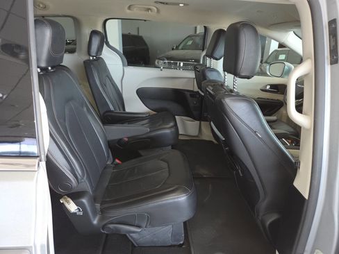 Used 2019 Chrysler Pacifica Touring-L Plus FWD image 26