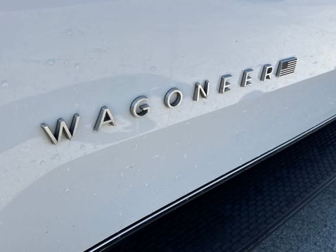 Used 2024 Jeep Wagoneer L Series II w/ Flexible Seating Group RWD image 10