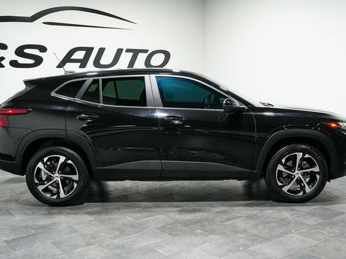 Used 2025 Chevrolet Trax RS w/ Sunroof Package FWD image 6