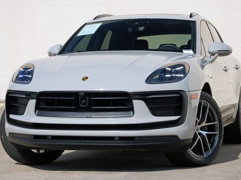 Used 2025 Porsche Macan AWD/4WD image 3