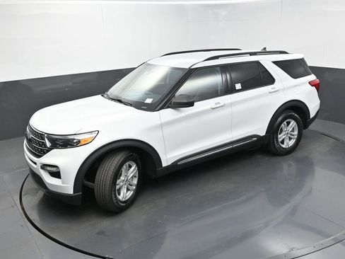 Used 2024 Ford Explorer XLT w/ Equipment Group 202A image 32