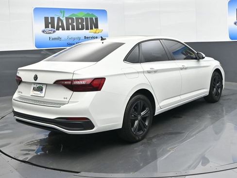 Used 2024 Volkswagen Jetta SE w/ Panoramic Sunroof Package FWD image 5