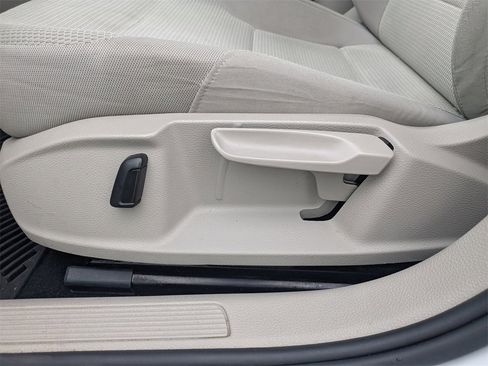 Used 2017 Volkswagen Golf S image 19