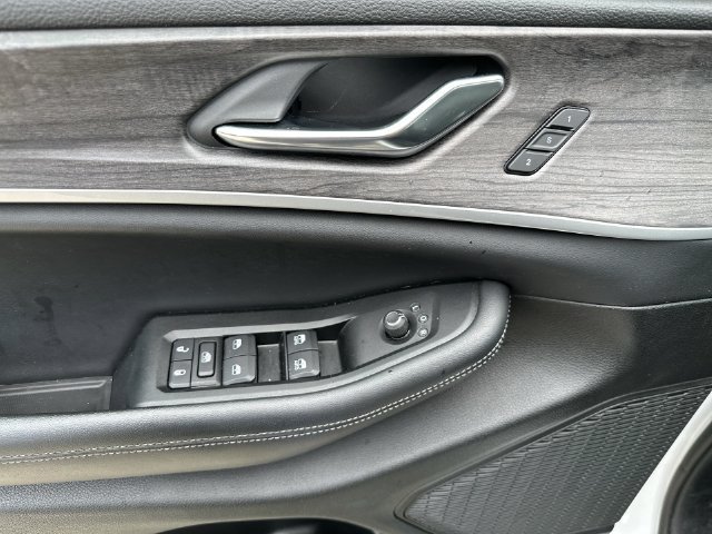 Used 2024 Jeep Grand Cherokee Limited AWD/4WD image 18