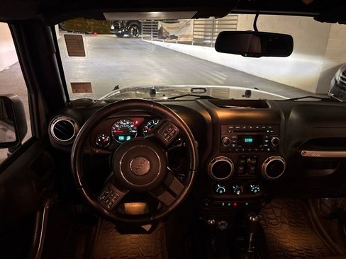 Used 2018 Jeep Wrangler Unlimited Sahara w/ Connectivity Group AWD/4WD image 11