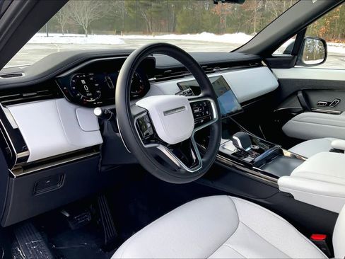 Used 2025 Land Rover Range Rover Sport SE image 16