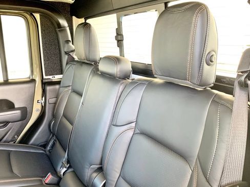 Used 2025 Jeep Gladiator Mojave w/ Convenience Group AWD/4WD image 18