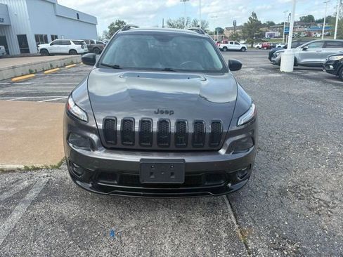 Used 2018 Jeep Cherokee Latitude AWD/4WD image 3