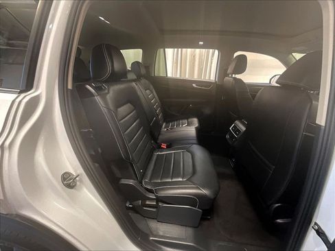Used 2025 Volkswagen Atlas SEL AWD/4WD image 16