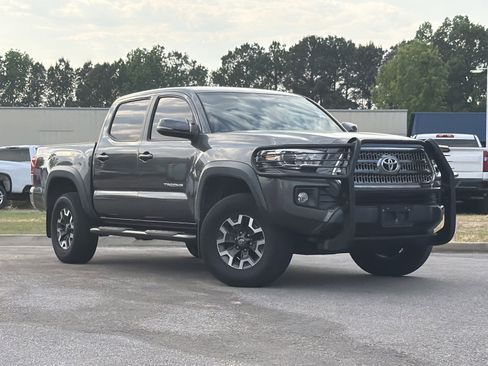 Used 2017 Toyota Tacoma TRD Off-Road w/ Tow Package RWD image 2