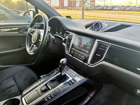 Used 2017 Porsche Macan w/ Driver Memory Package image 44