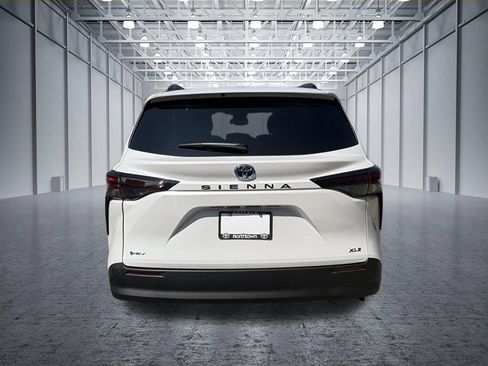 Used 2025 Toyota Sienna XLE w/ XLE Plus Package FWD image 6