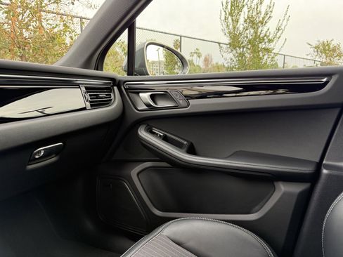 Used 2025 Porsche Macan image 24