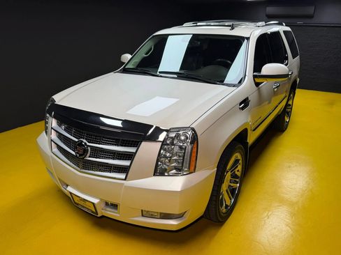 Used 2012 Cadillac Escalade Platinum AWD/4WD image 4