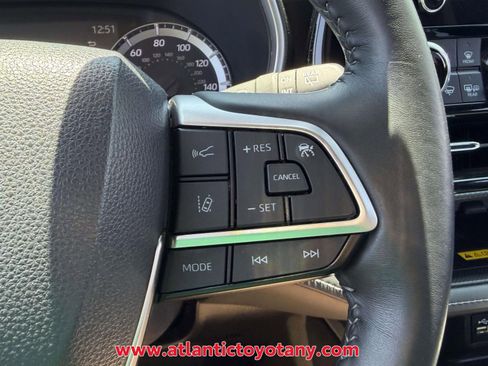 Used 2023 Toyota Highlander XSE AWD/4WD image 33