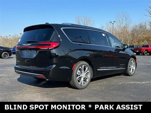 New 2026 Chrysler Pacifica Pinnacle image 4