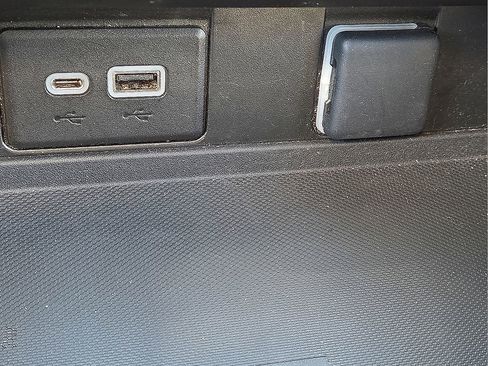 Used 2023 Chevrolet Suburban Premier image 28