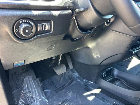 Used 2025 Chrysler Pacifica Select FWD image 33