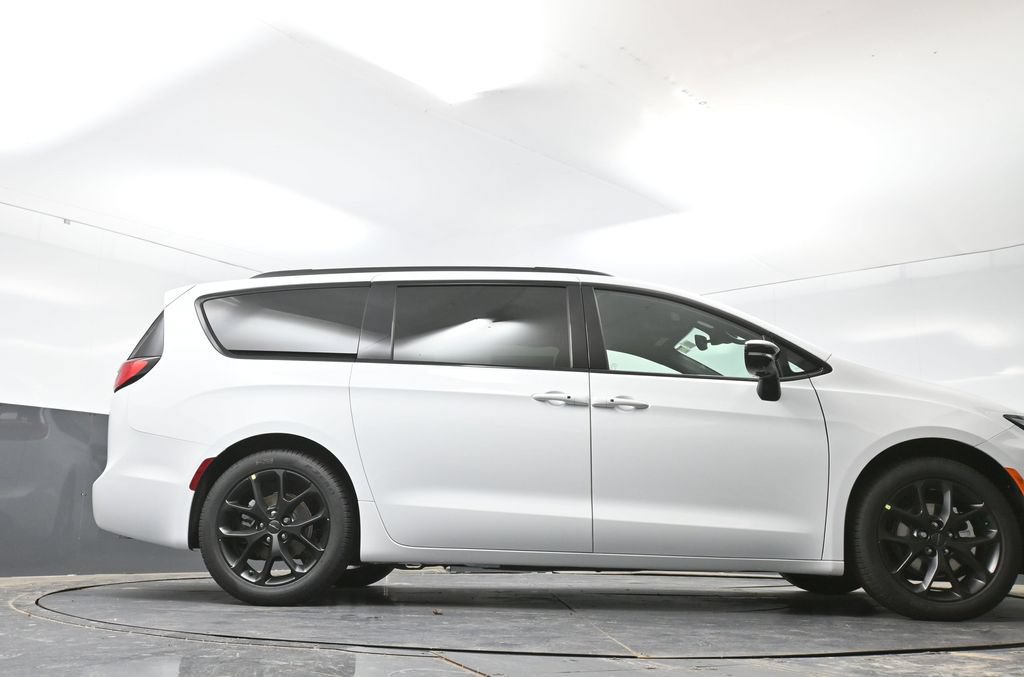 New 2027 Chrysler Pacifica Limited w/ Family Tech Group FWD image 42