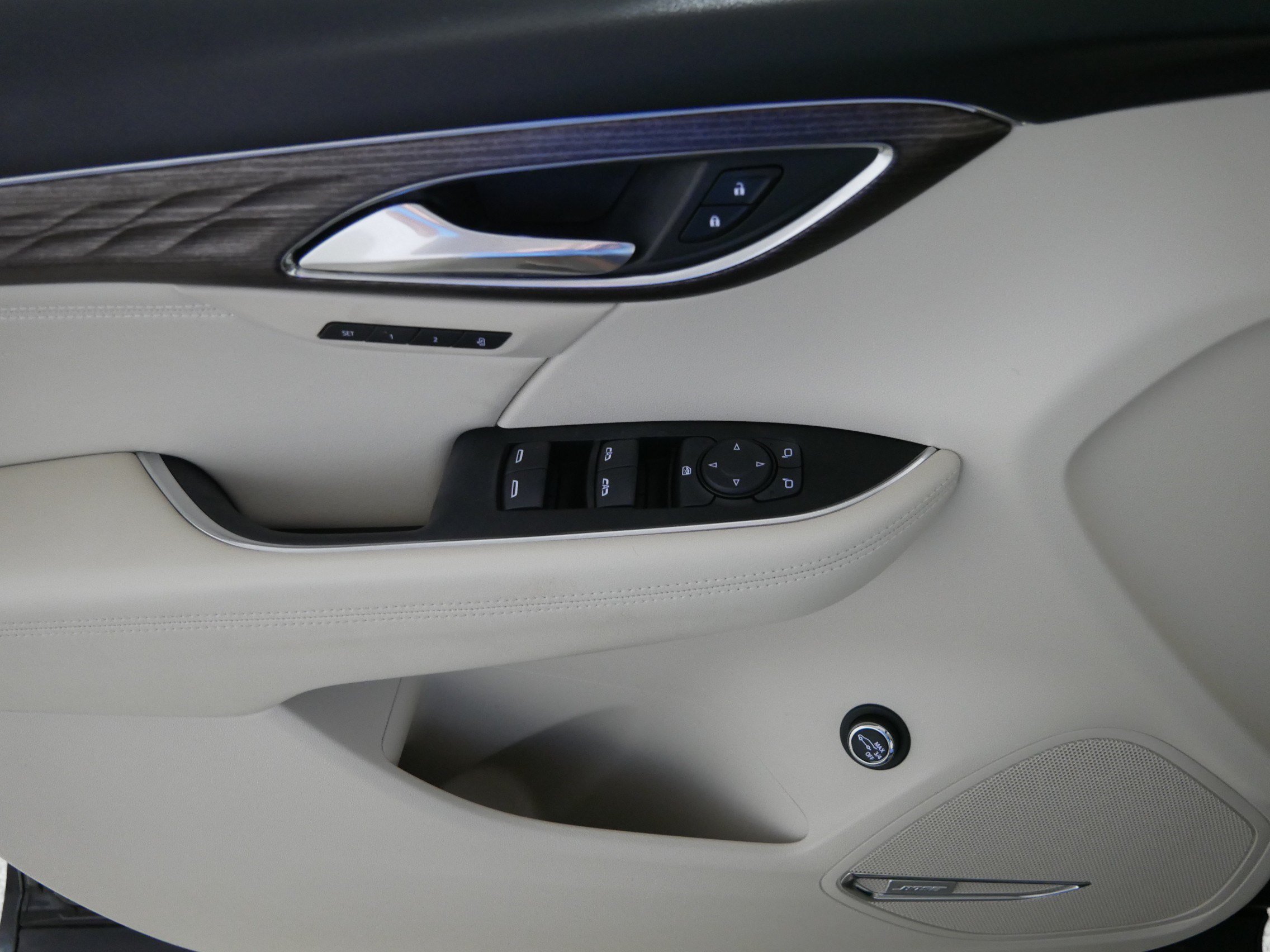 Used 2023 Buick Envision Avenir AWD/4WD image 19