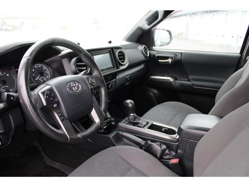 Used 2017 Toyota Tacoma TRD Off-Road w/ Premium & Technology Package image 9