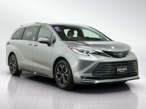 Used 2025 Toyota Sienna Platinum AWD/4WD image 9