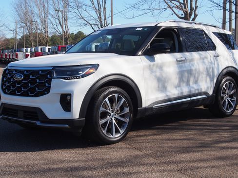 Used 2025 Ford Explorer Platinum w/ Ultimate Package image 3