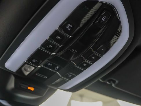 Certified 2026 Porsche Macan AWD/4WD image 29
