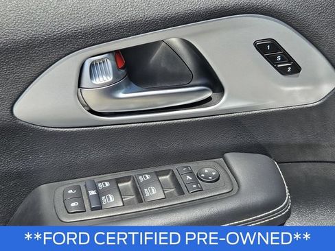 Used 2025 Chrysler Pacifica Limited FWD image 18