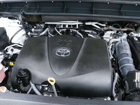 Used 2021 Toyota Highlander XLE FWD image 33