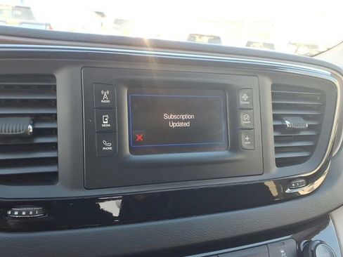 Used 2017 Chrysler Pacifica Touring image 15