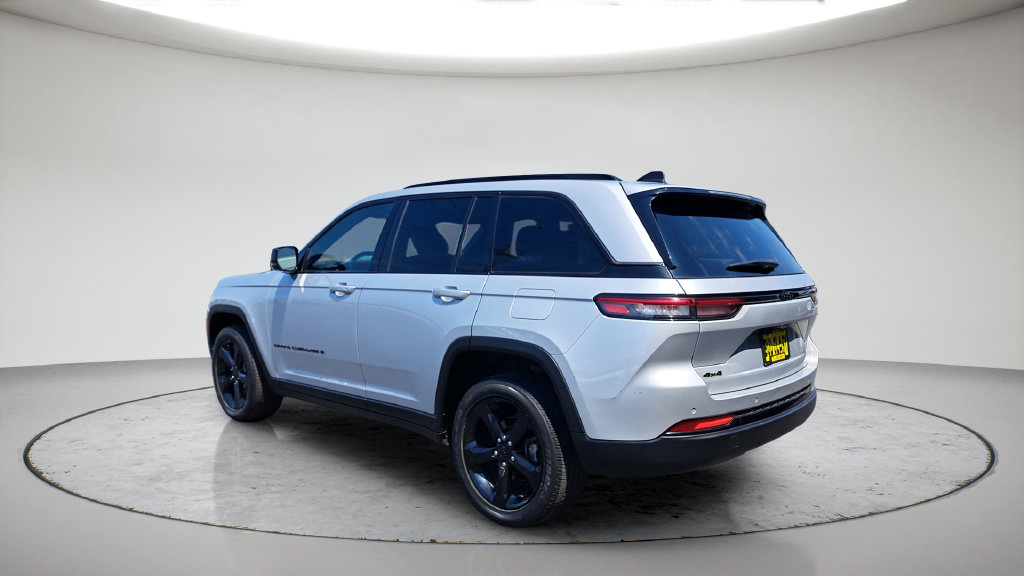 Used 2023 Jeep Grand Cherokee Altitude AWD/4WD image 7