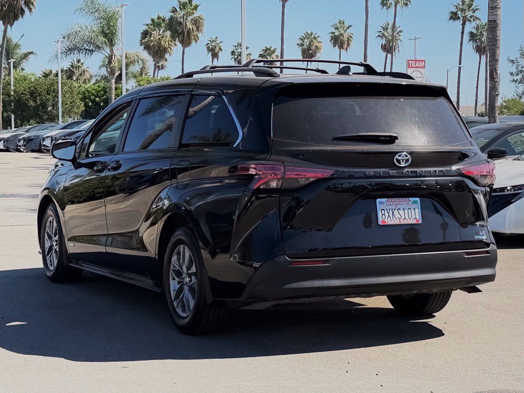 Used 2021 Toyota Sienna LE w/ LE Plus Package FWD image 5
