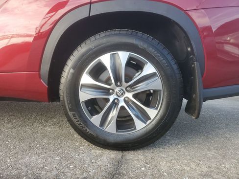 Used 2023 Toyota Highlander XLE image 7