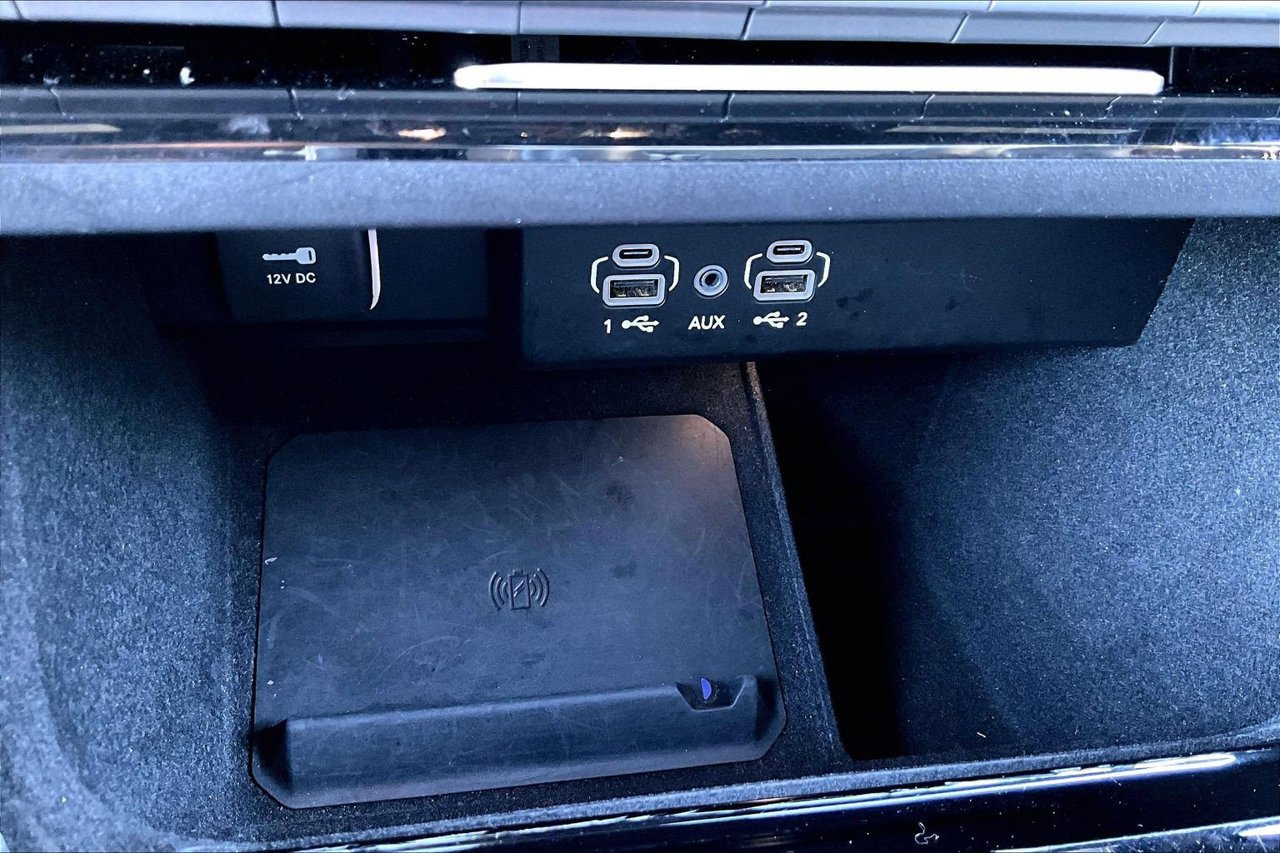 Certified 2024 Jeep Wagoneer L Series II AWD/4WD image 16