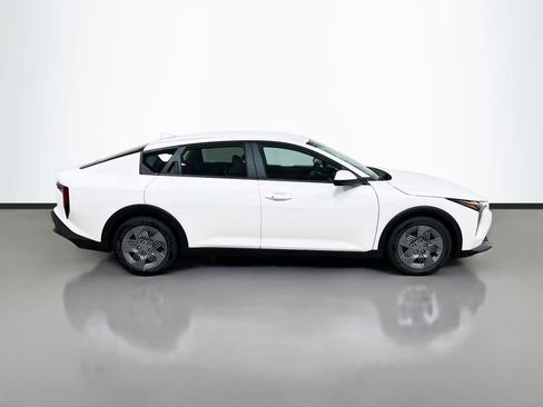 New 2025 Kia K4 LX image 8