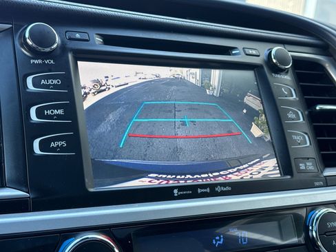 Used 2018 Toyota Highlander XLE image 21