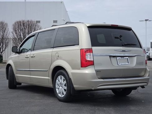 Used 2015 Chrysler Town & Country Touring image 18
