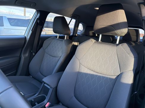 Used 2024 Toyota Corolla Cross LE image 9