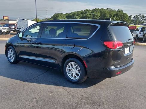 Used 2023 Chrysler Voyager LX FWD image 5