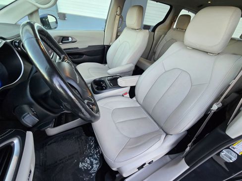 Used 2021 Chrysler Pacifica Touring-L w/ Premium & Safety Sphere Group image 13