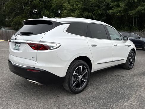 Used 2022 Buick Enclave Essence w/ Experience Buick Package FWD image 5