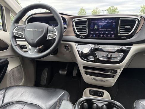 Used 2018 Chrysler Pacifica Touring-L Plus FWD image 3