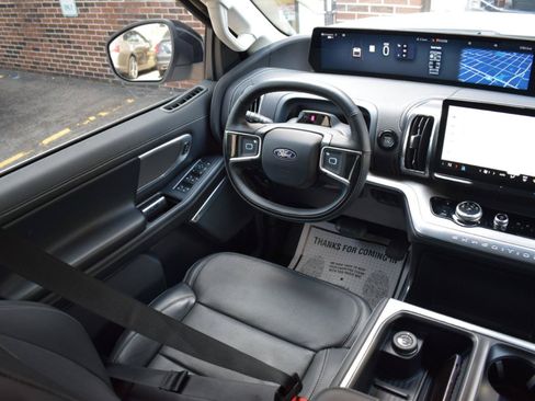 Used 2025 Ford Expedition Platinum w/ Driver's Package AWD/4WD image 15