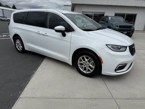 Used 2023 Chrysler Pacifica Touring-L FWD image 1
